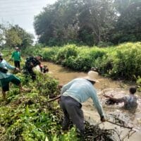 Cegah Banjir, Babinsa Batang Alai Selatan Bersama Warga Bersihkan Sungai