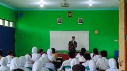 Memberikan Materi Dan Praktek LDKS, Koramil Lumbang Melaksanakan Program Babinsa Masuk Sekolah