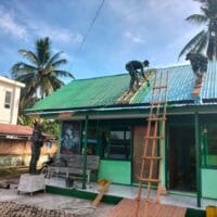 Ciptakan Lingkungan Kerja Nyaman, Koramil Pandawan Lakukan Pengecetan Atap dan Pagar