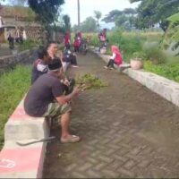 Babinsa Koramil 0820-03/Leces Laksanakan Komsos dan Kerja Bakti Bersama Warga Desa Leces