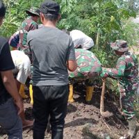 Koramil Besuk Pimpin Kerja Bakti Perbaikan Jembatan Rusak Akibat Banjir di Desa Matekan