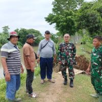 Manunggal dengan Rakyat, Koramil 0820/15 Pajarakan Bantu Perbaikan Tanggul Sukokerto