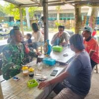 Pererat Silaturahmi, Babinsa Komsos dengan Warga di Warung Kopi