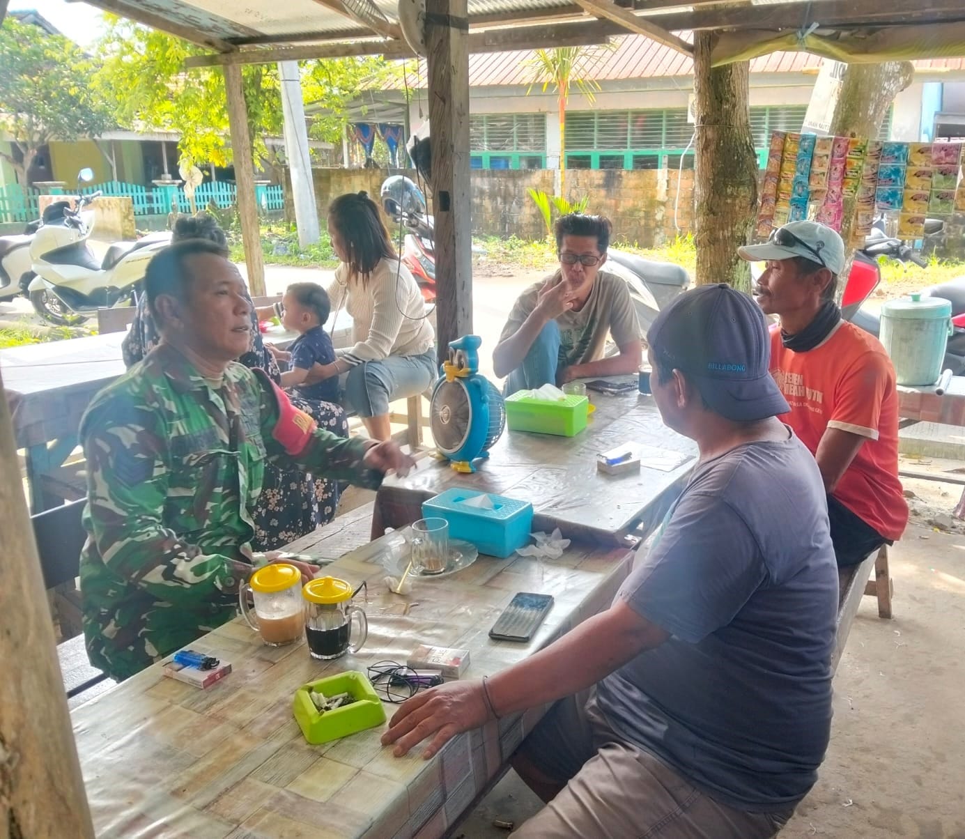 Pererat Silaturahmi, Babinsa Komsos dengan Warga di Warung Kopi