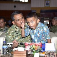 Momen Haru, Dankodaeral X Makan Satu Piring Berdua Dengan Siswa TK Hangtuah Jayapura