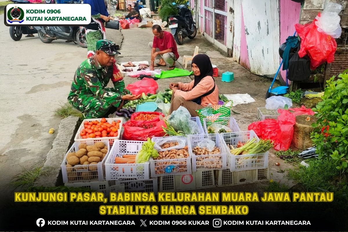 Kunjungi Pasar, Babinsa Kelurahan Muara Jawa Pantau Stabilitas Harga Sembako