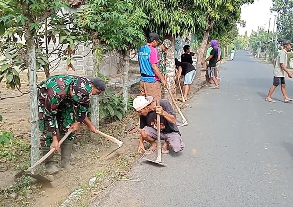 Wujudkan Lingkungan Asri, Babinsa Pakunden Ajak Warga Gotong Royong Dalam Jumat Bersih