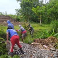 Pererat Silaturahmi, Babinsa Karangrejo Dan Warga Dusun Sumberjo Kompak Kerja Bakti Bersihkan Lingkungan