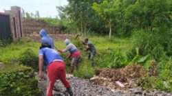 Pererat Silaturahmi, Babinsa Karangrejo Dan Warga Dusun Sumberjo Kompak Kerja Bakti Bersihkan Lingkungan