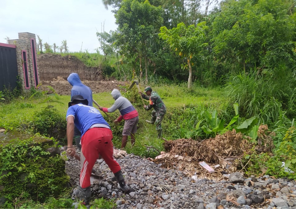 Pererat Silaturahmi, Babinsa Karangrejo Dan Warga Dusun Sumberjo Kompak Kerja Bakti Bersihkan Lingkungan
