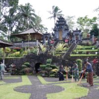 Wujud Toleransi, Satgas TMMD Ke 127 Kodim 0808/Blitar Bersihkan Pura Agung Arga Sonya