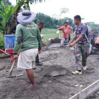 Tetap Semangat Percepat Pengecoran Rabat Jalan, Anggota Satgas TMMD Ke 127 Kodim 0808/Blitar Di Bulan Puasa