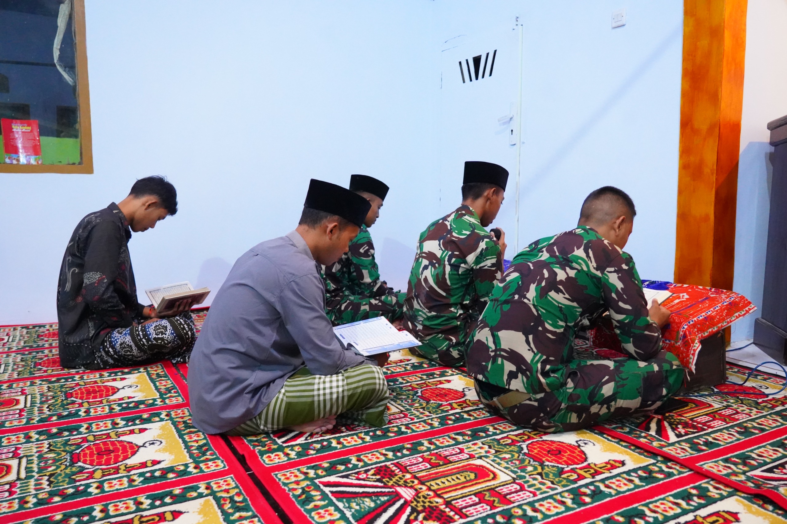 Meski Puasa Dan Bekerja Seharian, Satgas TMMD Ke 127 Kodim 0808/Blitar Tetap Laksanakan Tadarus Di Desa Krisik Meski Puasa Dan Bekerja Seharian, Satgas TMMD Ke 127 Kodim 0808/Blitar Tetap Laksanakan Tadarus Di Desa Krisik