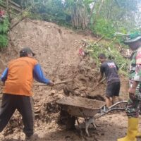 Talut Jalan Di Desa Semen Longsor Akibat Hujan Deras, Babinsa Dan Warga Gerak Cepat Kerja Bakti