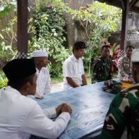 Satgas TMMD Ke 127 Kodim 0808/Blitar Laksanakan Komsos Dengan Tokoh Agama Hindu Di Desa Krisik