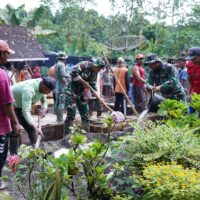 TMMD Ke 127 Kodim 0808/Blitar Dan Warga Gotong Royong Cor Pondasi Rumah Mbah Mujinah