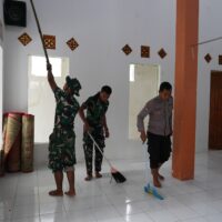 Sinergitas Satgas TMMD Ke 127 Kodim 0808/Blitar Dan Warga, Kerja Bakti Bersihkan Masjid Darul Muna Jelang Ramadhan