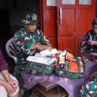 Door to Door. Satgas TMMD Ke 127 Kodim 0808/Blitar Beri Layanan Kesehatan Bagi Masyarakat Desa Krisik