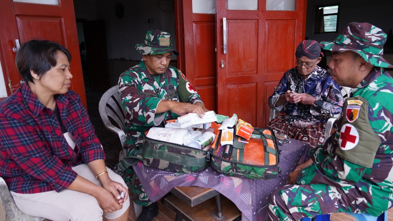 Door to Door. Satgas TMMD Ke 127 Kodim 0808/Blitar Beri Layanan Kesehatan Bagi Masyarakat Desa Krisik