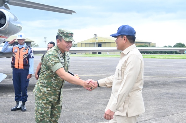 Danlanud Sultan Hasanuddin Sambut dan Hantar Kunjungan Kerja Wamenhan RI di Makassar Danlanud Sultan Hasanuddin Sambut dan Hantar Kunjungan Kerja Wamenhan RI di Makassar