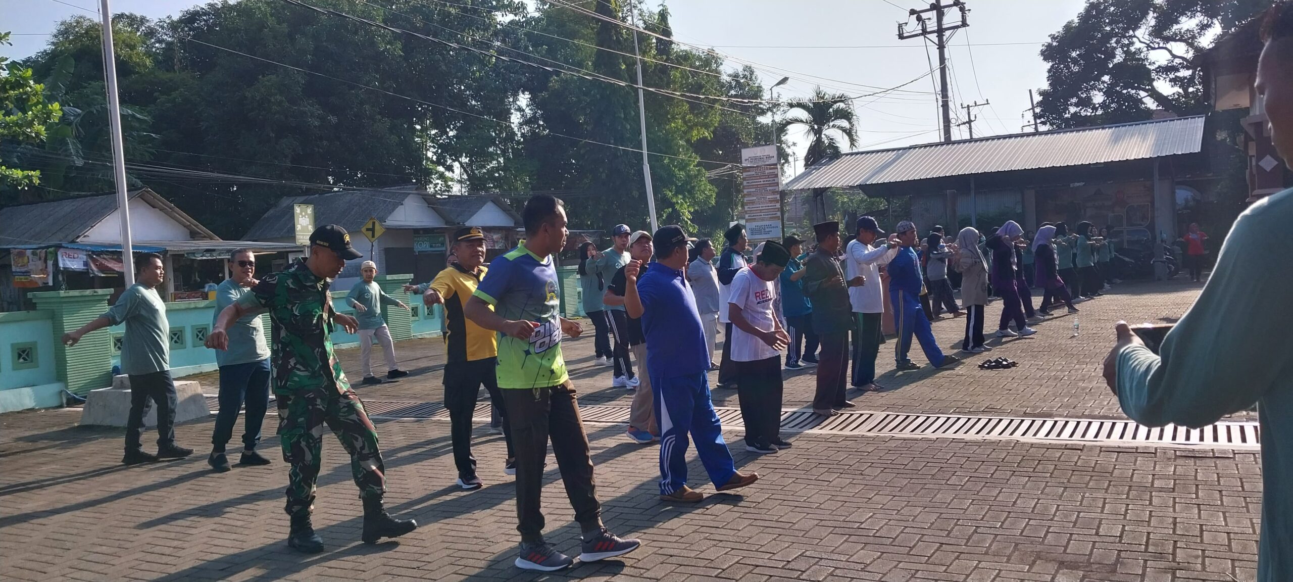 Danramil Maron Pimpin Senam Bersama dan Gerakan Pemberantasan Sarang Nyamuk di Kecamatan Maron