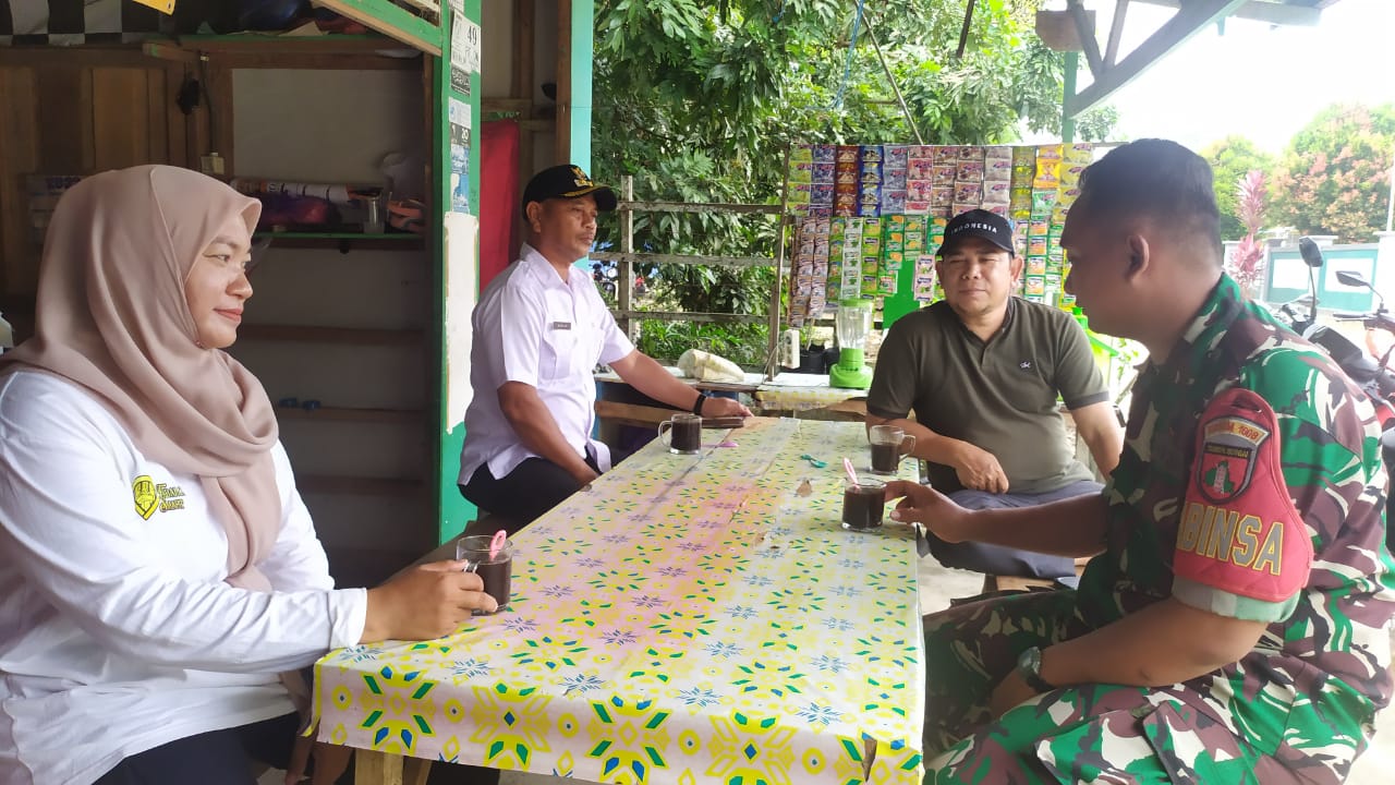 Babinsa Koramil 1008-01/Muara Uya–Jaro Laksanakan Komsos di Desa Palapi