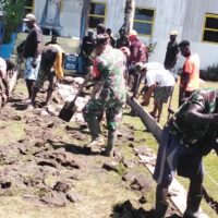 Perkokoh Kemanunggalan, Babinsa Koramil Kokonao Bersama Warga Binaan Gotong Royong Cor Jalan Gereja