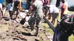 Perkokoh Kemanunggalan, Babinsa Koramil Kokonao Bersama Warga Binaan Gotong Royong Cor Jalan Gereja