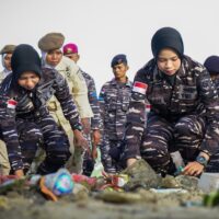 Nyatakan Perang Terhadap Sampah, TNI Bergerak Serentak Bersihkan Lingkungan