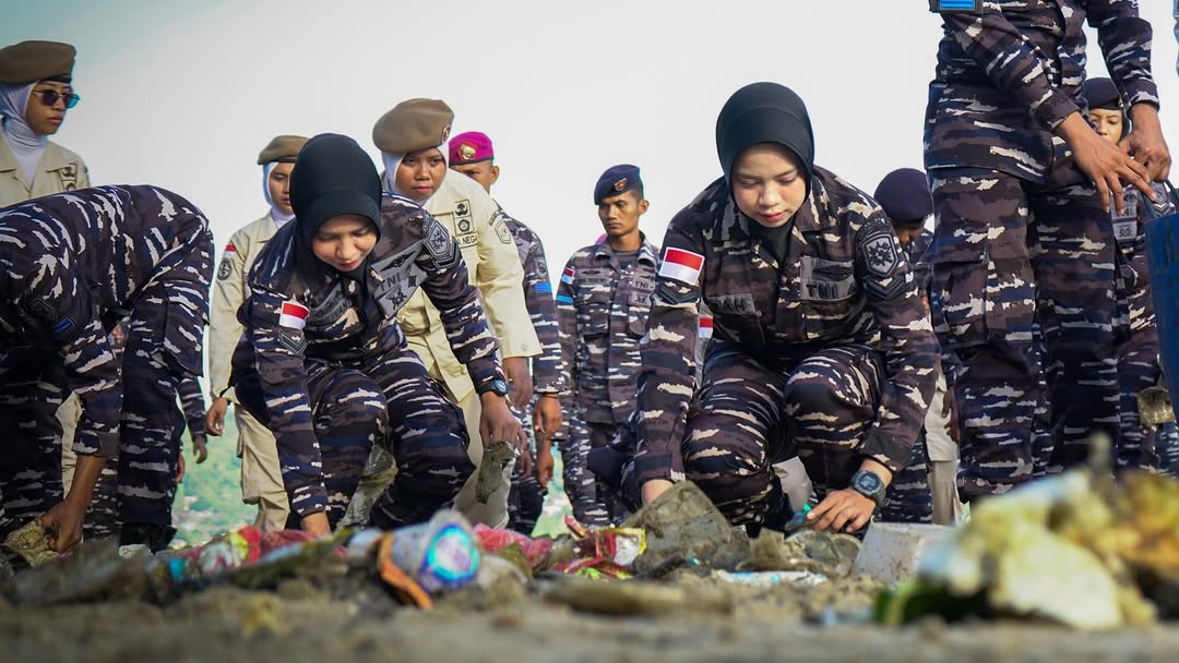 Nyatakan Perang Terhadap Sampah, TNI Bergerak Serentak Bersihkan Lingkungan