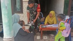Babinsa Koramil 0820-03/Leces Aktif Komsos dan Dampingi Posyandu di Desa Clarak