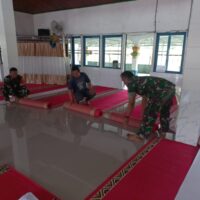 Anggota Kodim 1002/HST Turun Tangan Bersihkan Masjid Al Fata di Batang Alai Utara