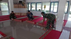 Anggota Kodim 1002/HST Turun Tangan Bersihkan Masjid Al Fata di Batang Alai Utara