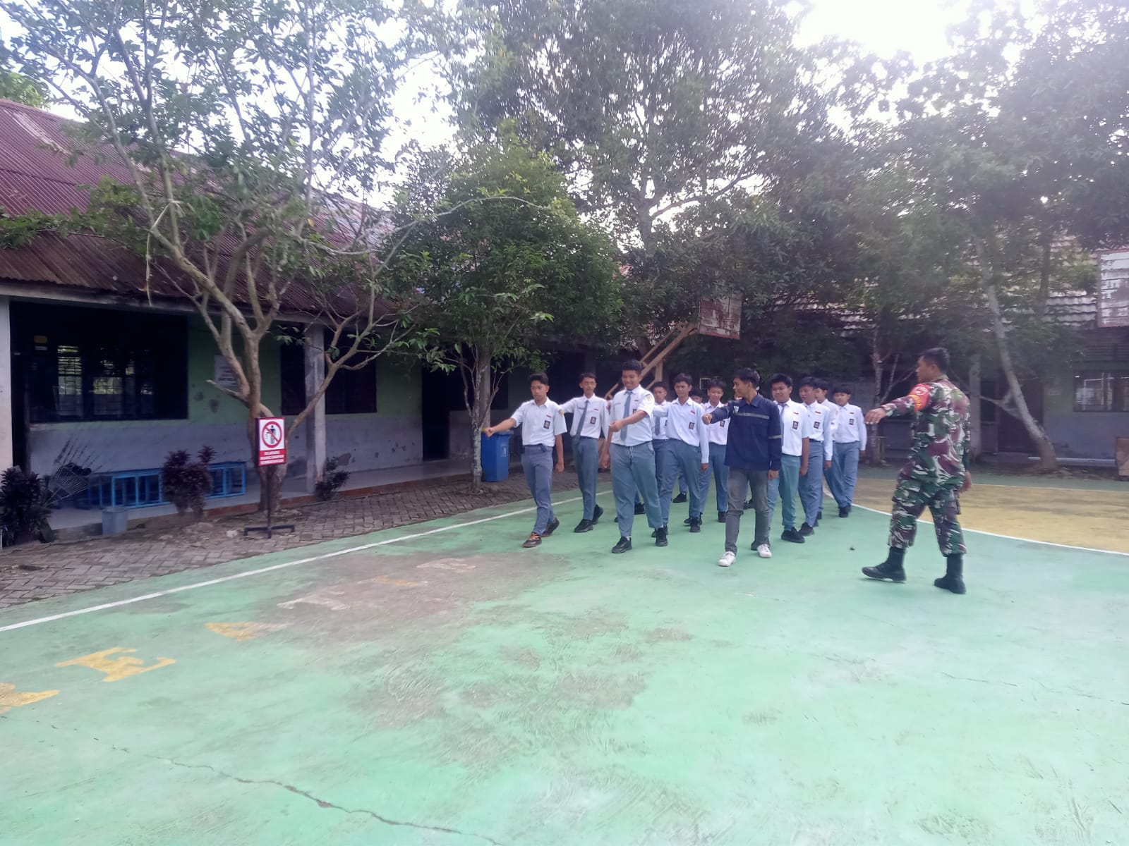 Koramil 1002-06/Barabai Gelar Pembinaan Wawasan Kebangsaan di SMK Muda Kreatif