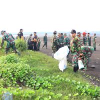 Mensukseskan Gerakkan Indonesia Asri, Koramil Kanigaran Bersama Sejumlah Pihak Membersihkan Pantai Mayangan Dari Sampah