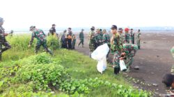 Mensukseskan Gerakkan Indonesia Asri, Koramil Kanigaran Bersama Sejumlah Pihak Membersihkan Pantai Mayangan Dari Sampah