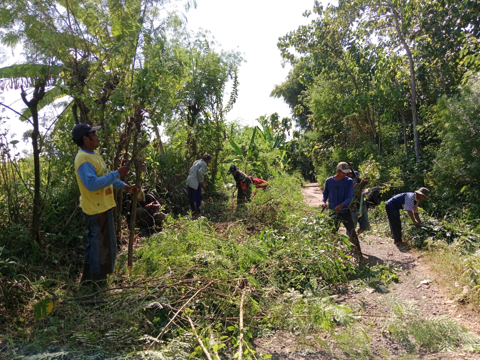 Dukung Arahan Presiden, Babinsa Wonorejo Gelar Kerja Bakti Wujudkan Lingkungan Asri