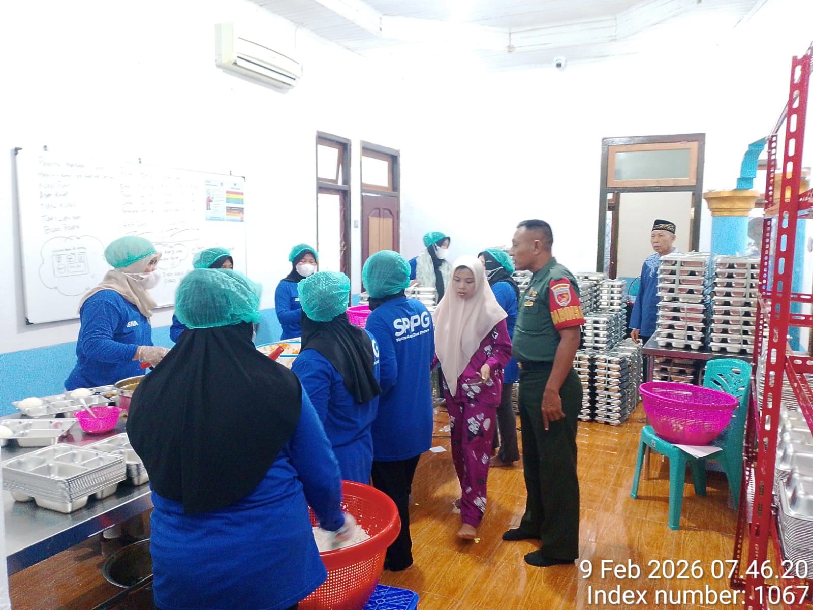 Pastikan Layak Konsumsi, Babinsa Kodim 1505/Tidore Pantau Dapur MBG