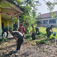 Koramil 1008-05/Kelua-Muara Harus Bersama Kecamatan Kelua Gelar Pembersihan Sektor Umum