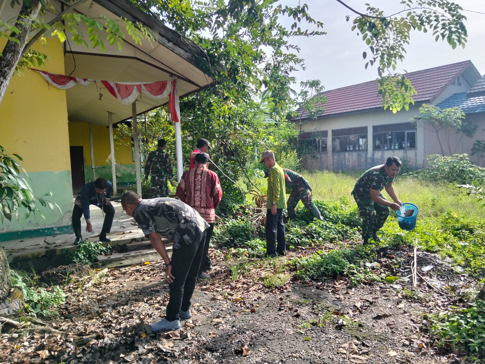 Koramil 1008-05/Kelua-Muara Harus Bersama Kecamatan Kelua Gelar Pembersihan Sektor Umum