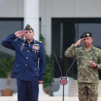 Perkuat Diplomasi Militer, Panglima TNI Bersama Menhan RI Terima Courtesy Call Kasau Pakistan