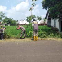 Koramil Wonomerto Mempelopori Kerja bakti Bersihkan Jalan Desa