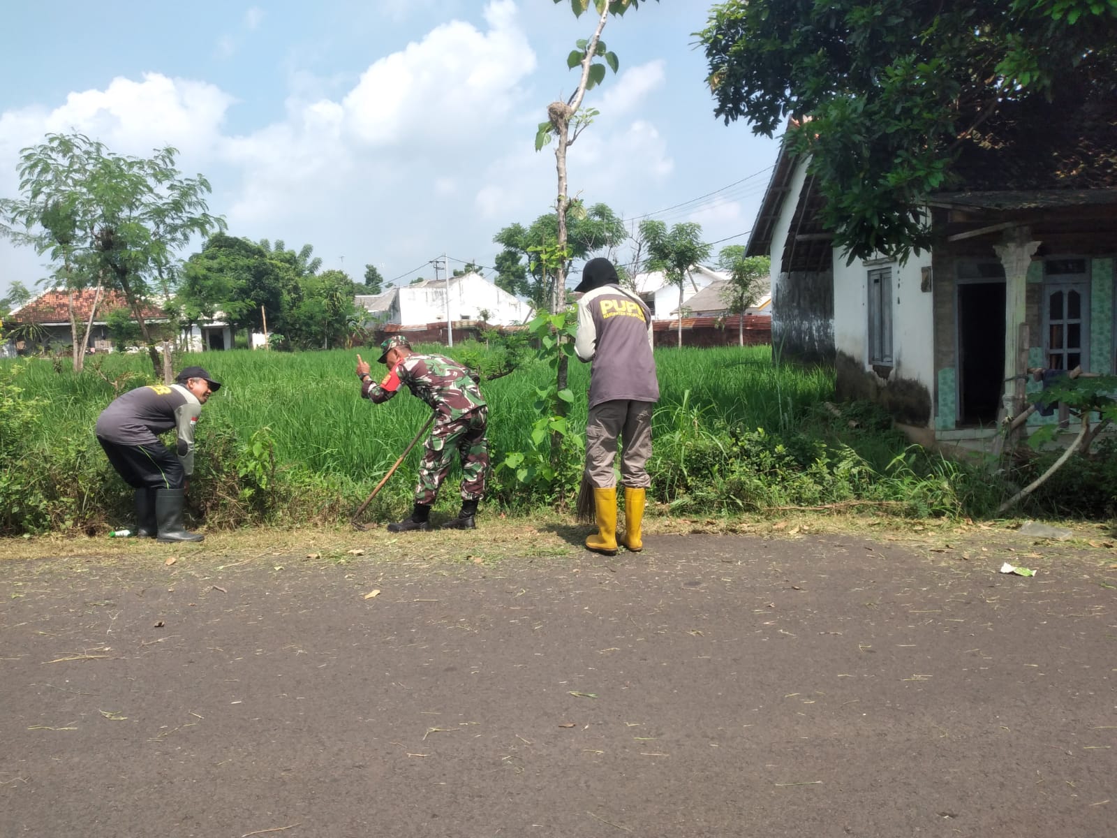 Koramil Wonomerto Mempelopori Kerja bakti Bersihkan Jalan Desa