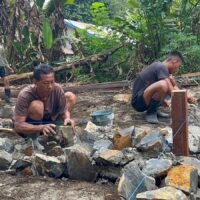 Tahap Awal Pembangunan RTLH, Satgas TMMD Wiltas Ke-127 Mulai Pembuatan Pondasi