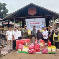 Babinsa Turun Langsung Dampingi Penyerahan Bantuan Korban Kebakaran di Labuan Amas Selatan