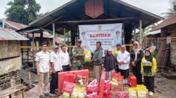 Babinsa Turun Langsung Dampingi Penyerahan Bantuan Korban Kebakaran di Labuan Amas Selatan