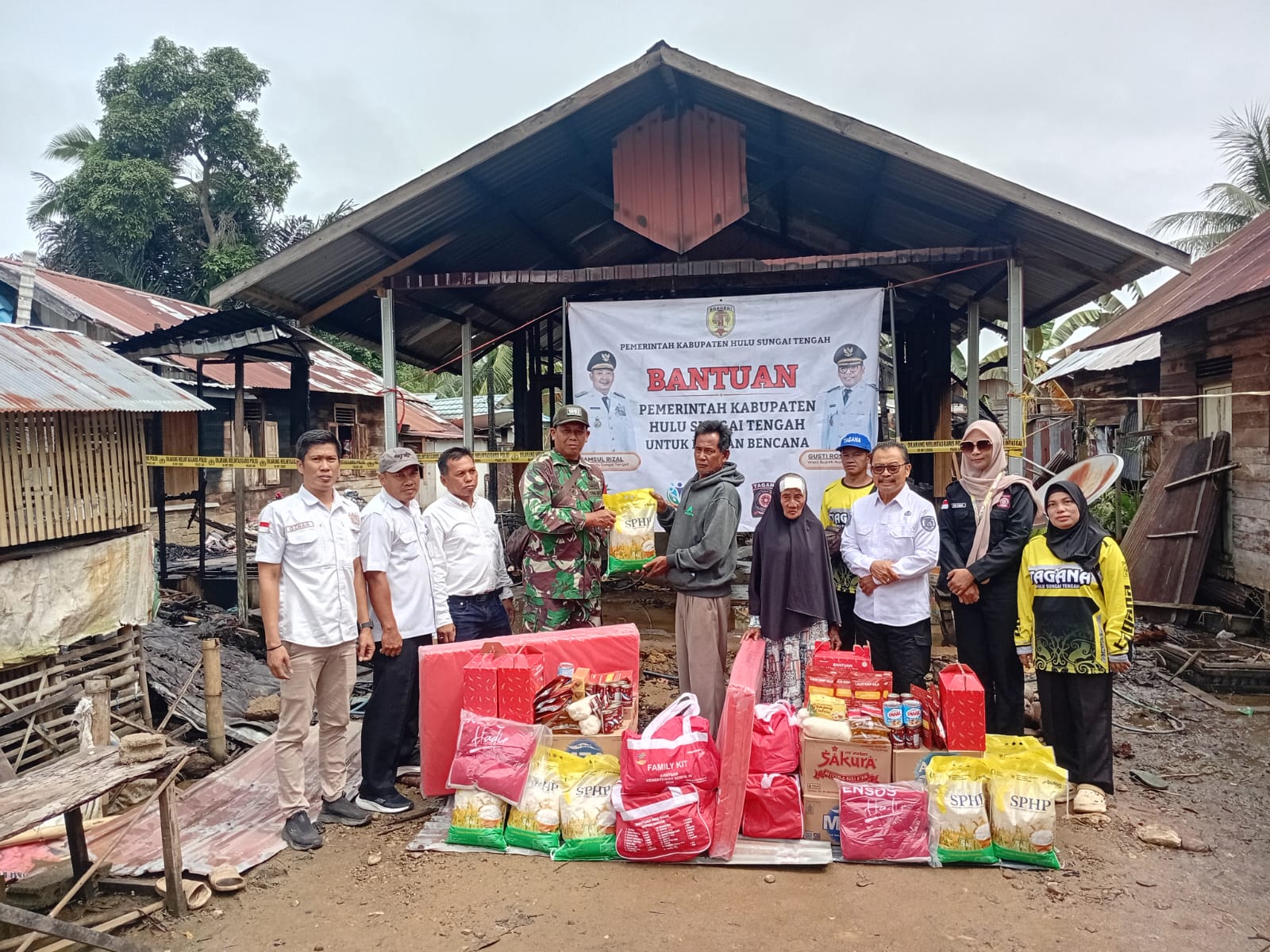 Babinsa Turun Langsung Dampingi Penyerahan Bantuan Korban Kebakaran di Labuan Amas Selatan