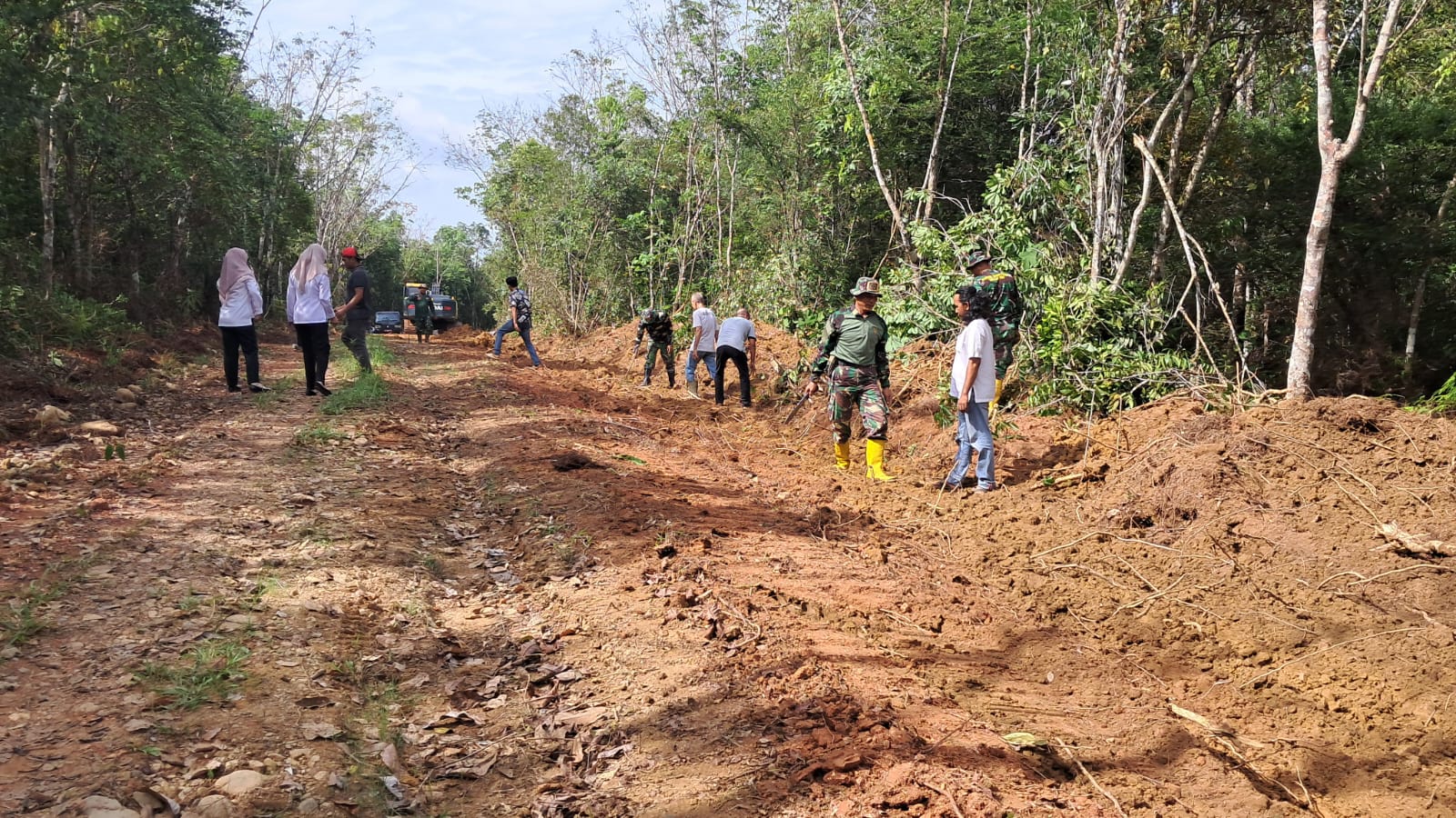 TMMD Ke-127 TA 2026 Kodim 1008/Tabalong Bangun Jalan 1.200 Meter di Desa Barimbun, Hasilnya Mulai Terlihat