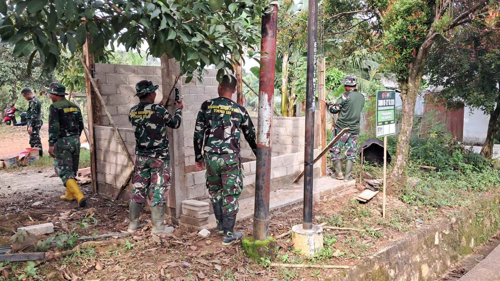 Perkuat Keamanan Lingkungan, TMMD Ke-127 Dirikan Poskamling di Barimbun