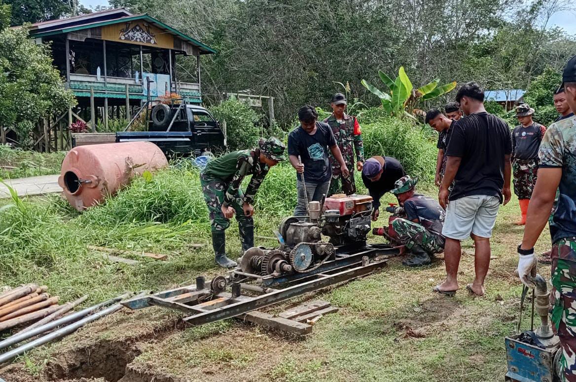 Dan SSK TMMD Wiltas Ke-127 Pimpin Tahap Pengeboran Sumur Bor Bersama Warga di Kampung Tering Lama Dan SSK TMMD Wiltas Ke-127 Pimpin Tahap Pengeboran Sumur Bor Bersama Warga di Kampung Tering Lama